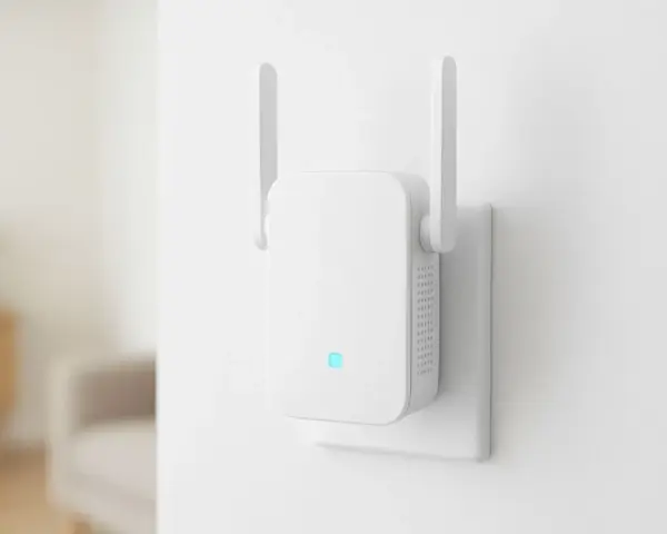 Biały wzmacniacz Wi-Fi z antenkami, podłączony do gniazdka. Pokazuje, jak działa wzmacniacz Wi-Fi, rozszerzając zasięg sieci.