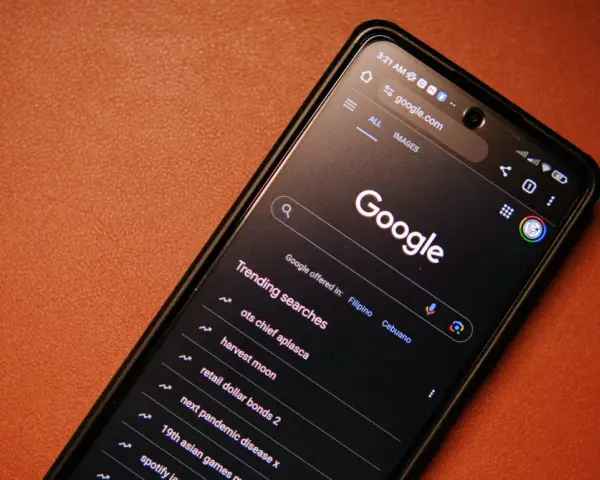 Telefon z wyszukiwarką Google. Widoczne "Trending searches", gdzie można sprawdzić, co to safesearch.