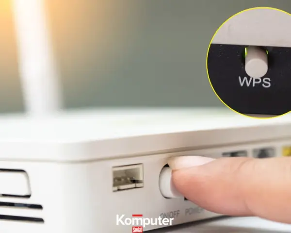 Palec naciska przycisk WPS na routerze, ułatwiając połączenie z siecią Wi-Fi.