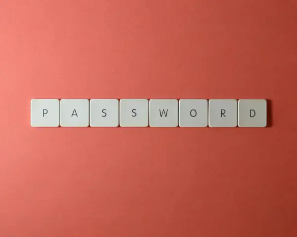 Litery układają się w słowo "PASSWORD". Dobry menedżer haseł to klucz do bezpieczeństwa.
