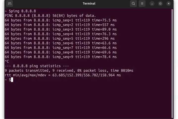 Terminal z wynikami polecenia ping do adresu 8.8.8.8. Widać czasy odpowiedzi pakietów i statystyki.