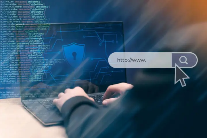 Osoba pisze na klawiaturze laptopa, na ekranie widać kod i pasek adresu z napisem "http://www.", symbol tarczy i ikonę lupy. Dostępne są darmowe certyfikaty SSL.