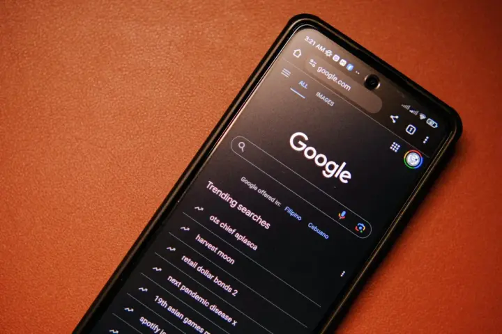 Telefon z wyszukiwarką Google. Widoczne "Trending searches", gdzie można sprawdzić, co to safesearch.