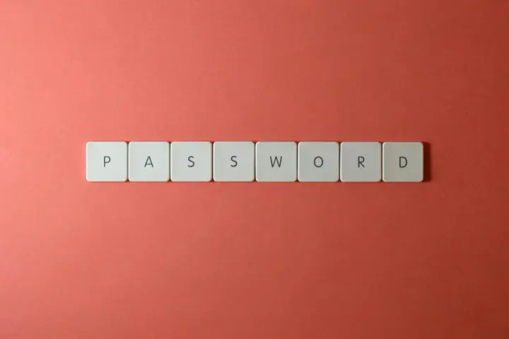 Litery układają się w słowo "PASSWORD". Dobry menedżer haseł to klucz do bezpieczeństwa.