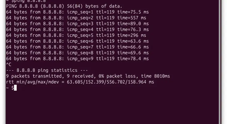 Terminal z wynikami polecenia ping do adresu 8.8.8.8. Widać czasy odpowiedzi pakietów i statystyki.