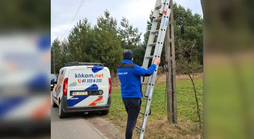 Technik z firmy klikom.net na drabinie przy słupie. Może to jest powód, dlaczego nie mam internetu.