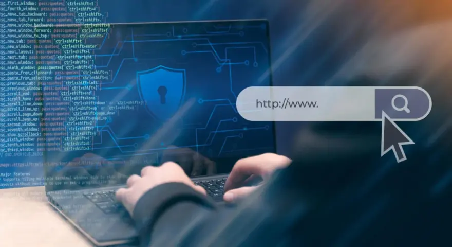 Osoba pisze na klawiaturze laptopa, na ekranie widać kod i pasek adresu z napisem "http://www.", symbol tarczy i ikonę lupy. Dostępne są darmowe certyfikaty SSL.