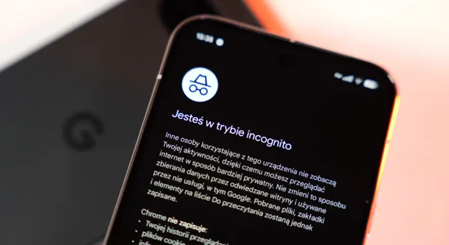 Jak sprawdzić karty incognito w telefonie? Ekran smartfona z informacją o trybie prywatności.