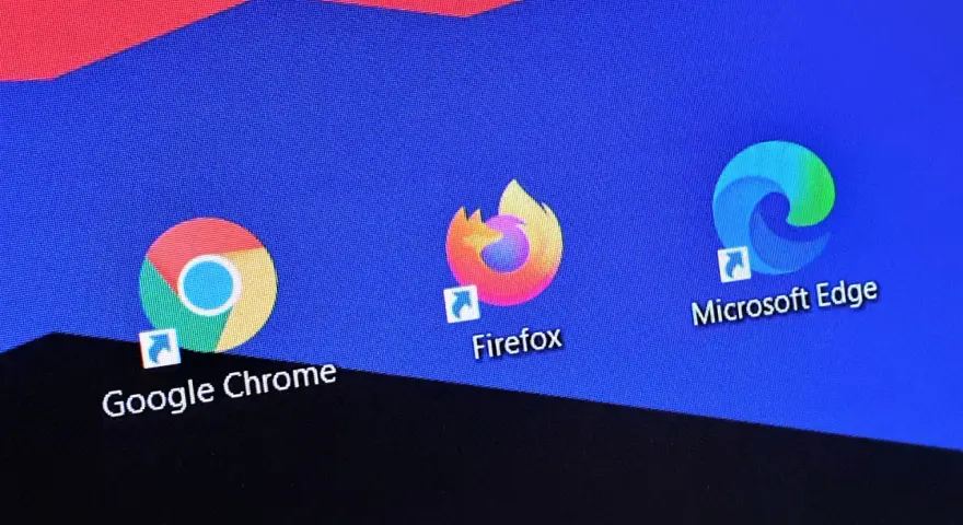 Ikony przeglądarek Google Chrome, Firefox i Microsoft Edge na pulpicie. Czas włączyć tryb incognito.