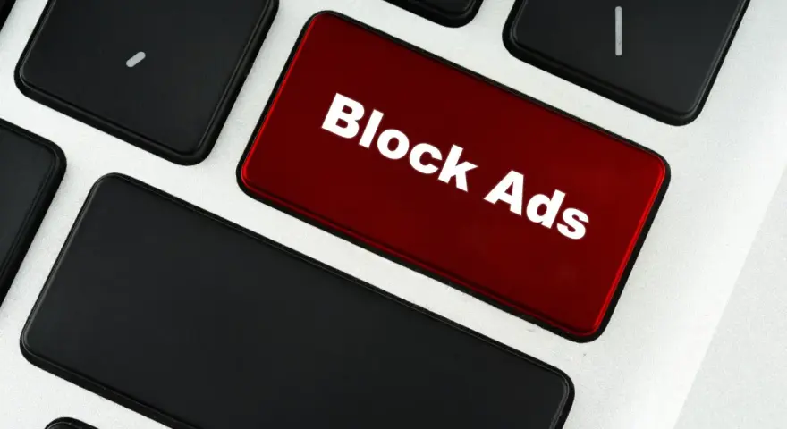 Czerwony klawisz z napisem "Block Ads" symbolizuje, co to jest adblock – narzędzie blokujące reklamy.