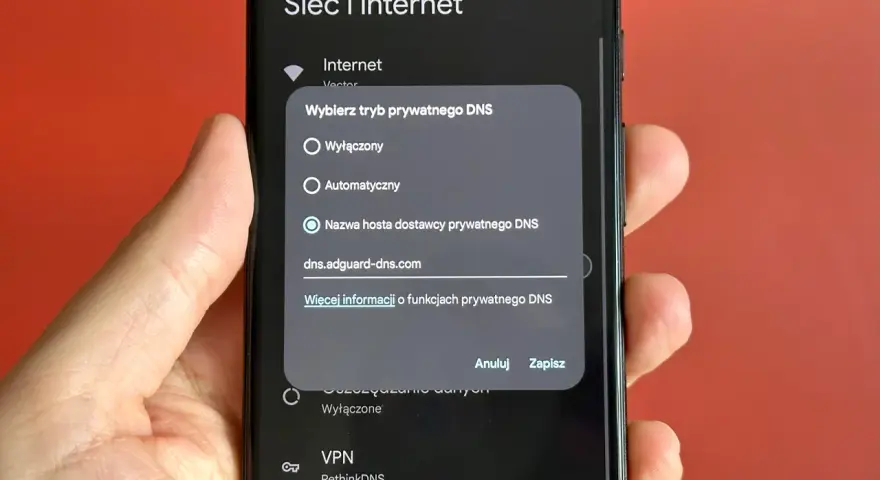 Jak usunąć reklamy z Google? Ustaw prywatny DNS na dns.adguard-dns.com w ustawieniach telefonu.
