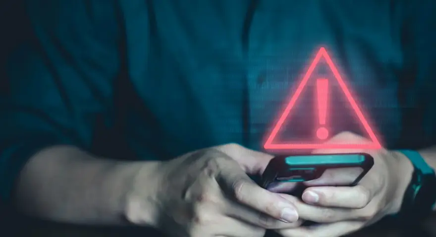 Ostrzeżenie na ekranie telefonu. Dowiedz się, jak sprawdzić, czy telefon jest śledzony i uniknąć zagrożeń.