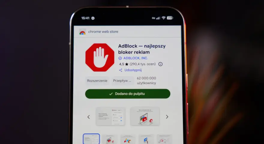 Jak wyłączyć blokowanie reklam? Na ekranie telefonu widać stronę Chrome Web Store z rozszerzeniem AdBlock.