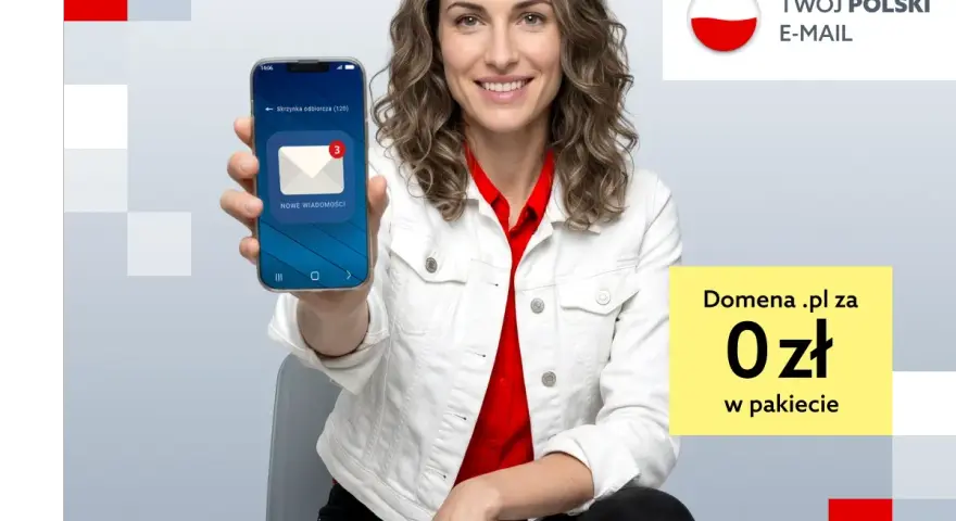 Kobieta prezentuje telefon z powiadomieniem o nowych wiadomościach. Twój polski e-mail z domeną .pl za 0 zł.