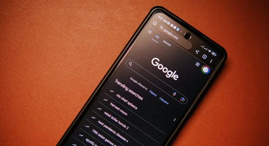 Telefon z wyszukiwarką Google. Widoczne "Trending searches", gdzie można sprawdzić, co to safesearch.