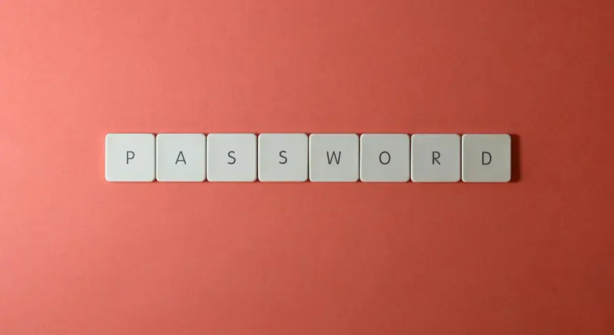 Litery układają się w słowo "PASSWORD". Dobry menedżer haseł to klucz do bezpieczeństwa.