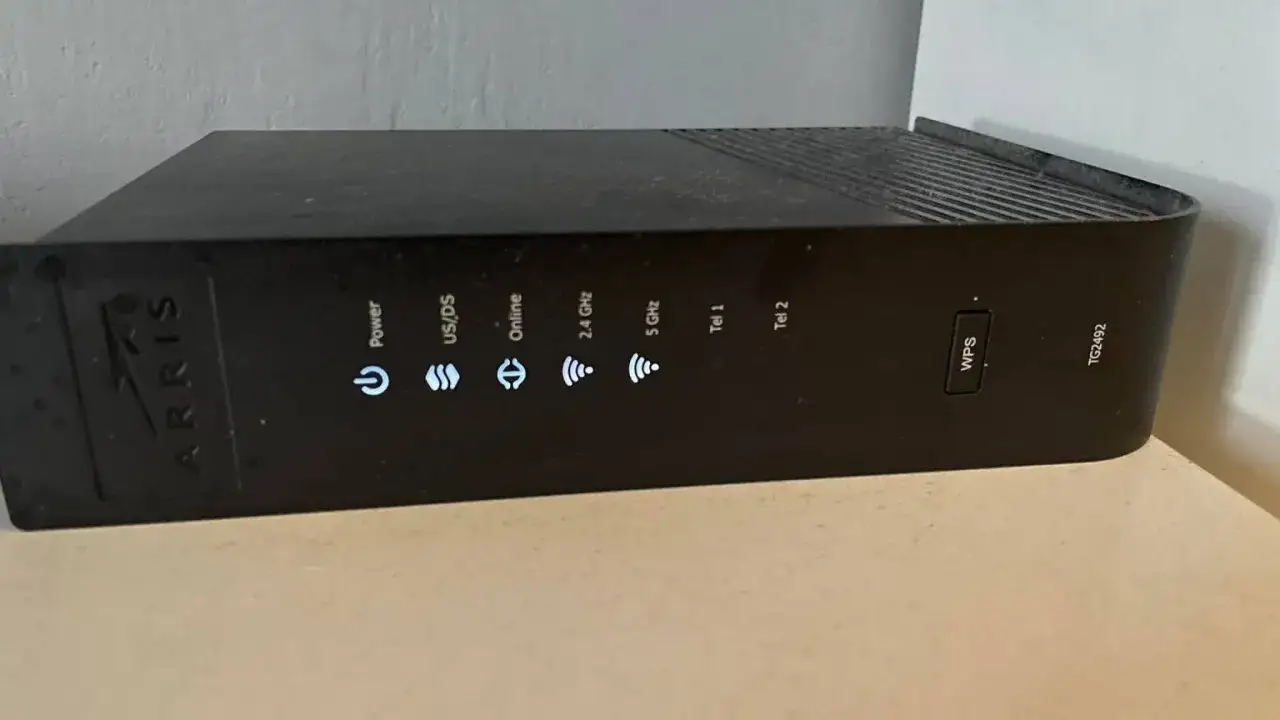 Router Arris TG2492 z przyciskiem WPS. Wiesz, wps co to? To łatwy sposób na połączenie urządzeń z siecią Wi-Fi.