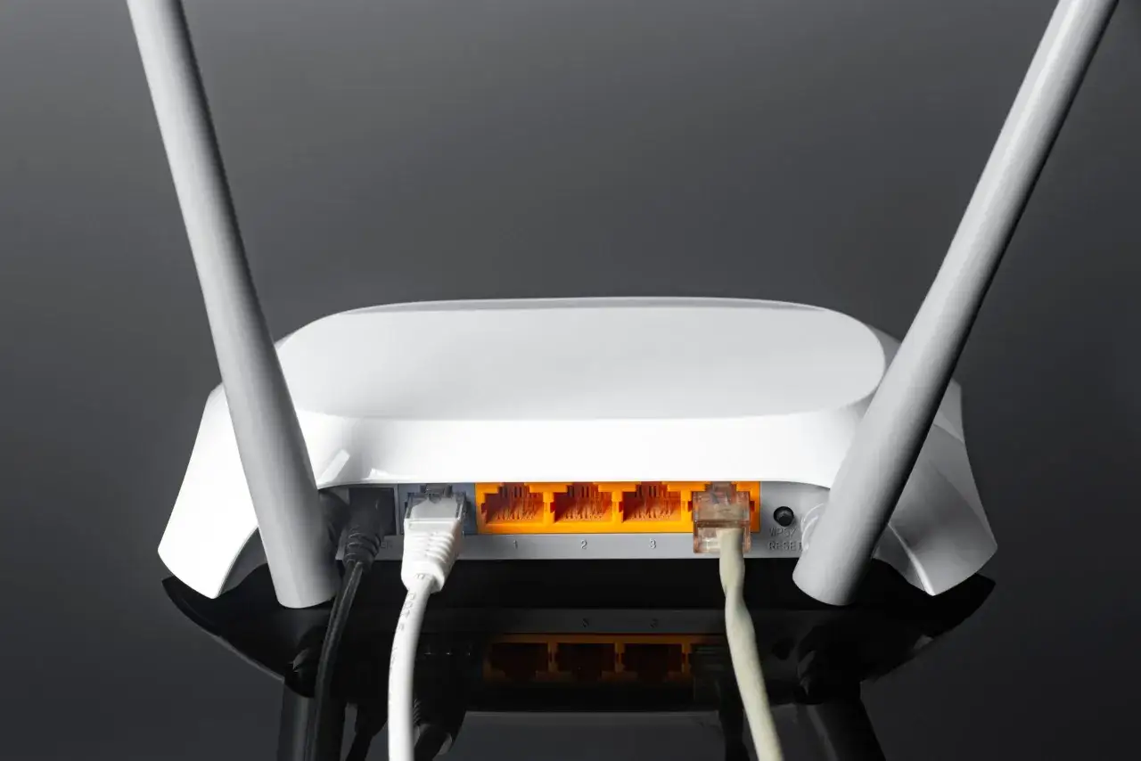 Router z podłączonymi kablami, ale bez sygnału. Brak internetu, co za pech!