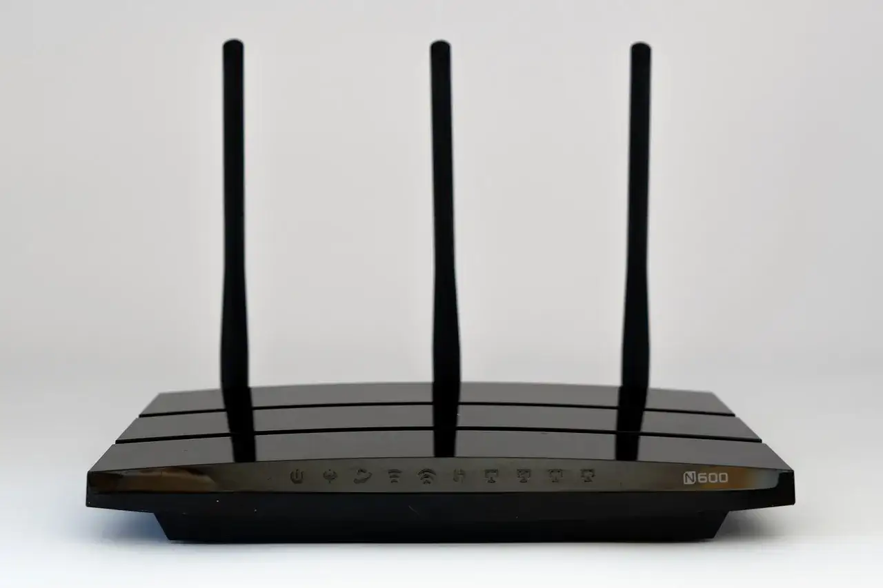 Czarny router z trzema antenami. Może to być powód, dlaczego internet wolno chodzi.