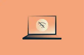 Laptop z symbolem przekreślonego Wi-Fi. Brak internetu uniemożliwia pracę.