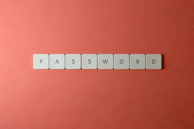 Litery układają się w słowo "PASSWORD". Dobry menedżer haseł to klucz do bezpieczeństwa.